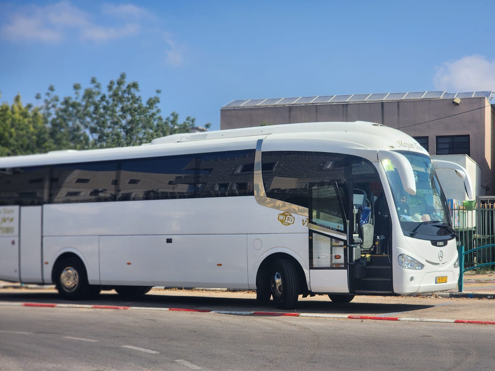 אוטובוס תיירים ביום